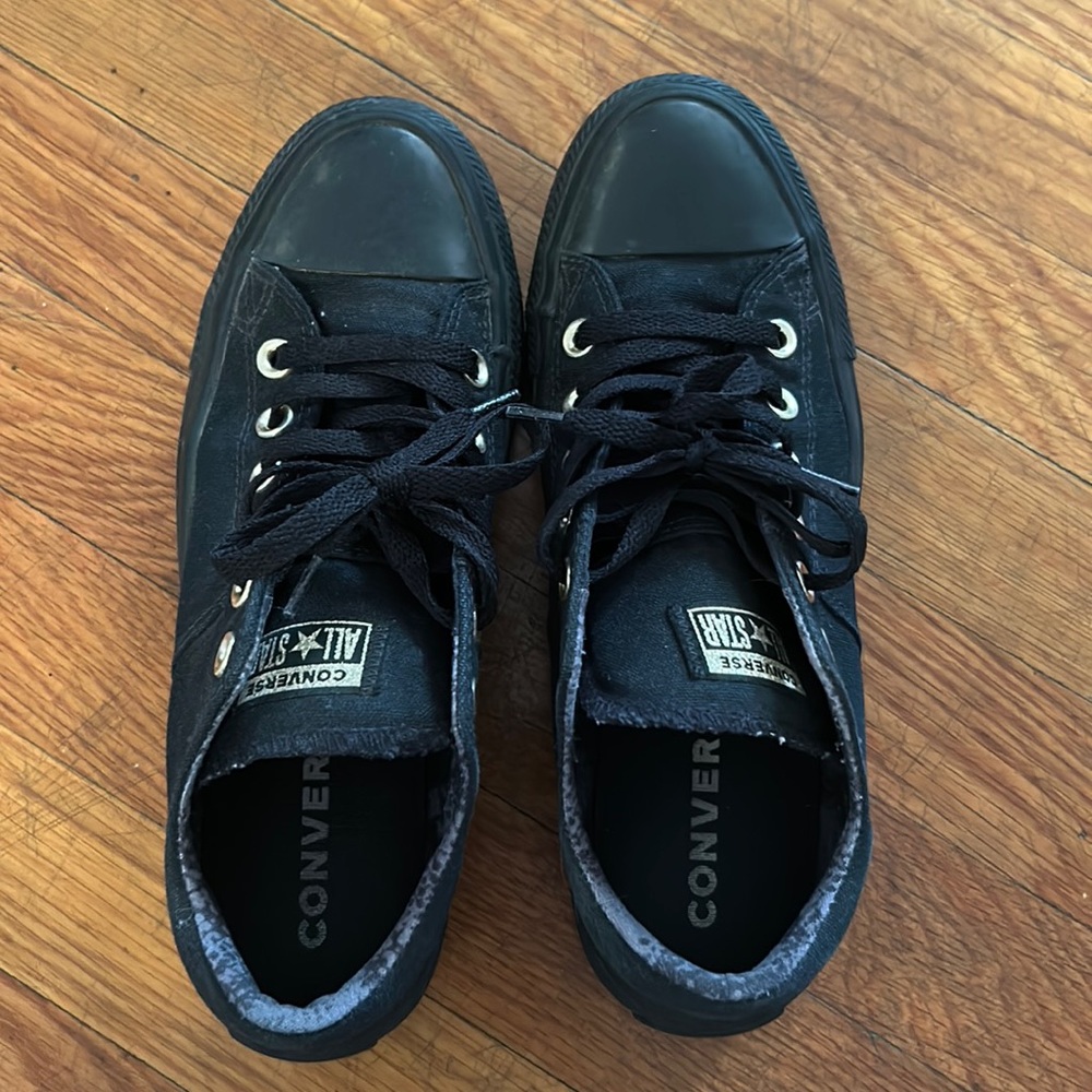Black converse with gold logo and gold eyelet and black laces. Size 8